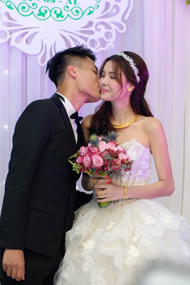Mac Hong Quan triu men hon Ky Han trong le cuoi o que hinh anh 14
