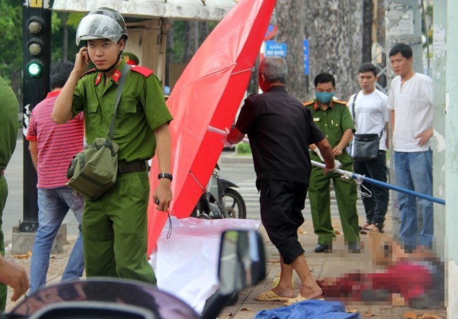 Nguoi phu nu ban ve so guc chet tren via he Sai Gon hinh anh 1
