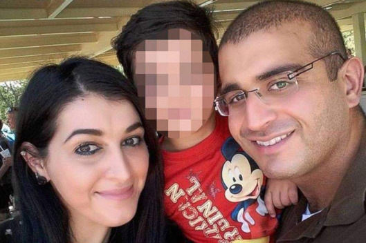  Tên Omar Mateen chụp cùng cô vợ Noor Salman và cậu con trai 3 tuổi. (Ảnh: ABC News) 