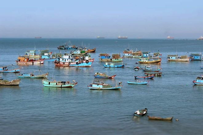 Vung Tau cam ghe thuyen neo dau o bien Bai Truoc hinh anh 1