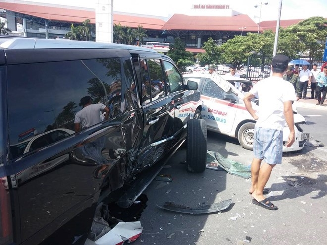 Xe Cadillac rung banh sau cu dam manh vao taxi hinh anh 1