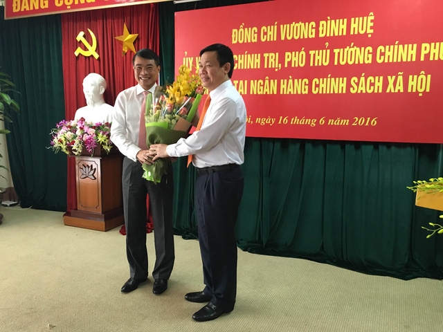  Chiều nay 16/6, Ủy viên Bộ Chính trị, Phó Thủ tướng Chính phủ Vương Đình Huệ đã trao quyết định của Thủ tướng bổ nhiệm ông Lê Minh Hưng - Thống đốc Ngân hàng Nhà nước Việt Nam kiêm chức vụ Chủ tịch HĐQT Ngân hàng Chính sách xã hội Việt Nam. 