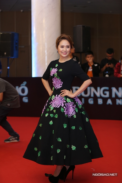 Thanh Thuý sang trọng cùng váy xoè thêu hoa cúc tím.
