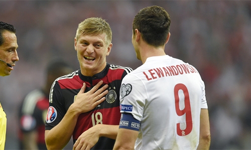 duc-ba-lan-net-dep-vuot-len-tren-mot-tran-chien-o-euro-2016-1