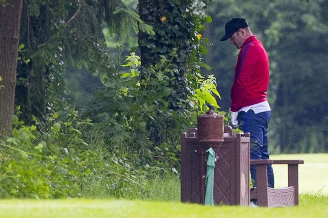 Rooney bi bat qua tang te bay hinh anh 4