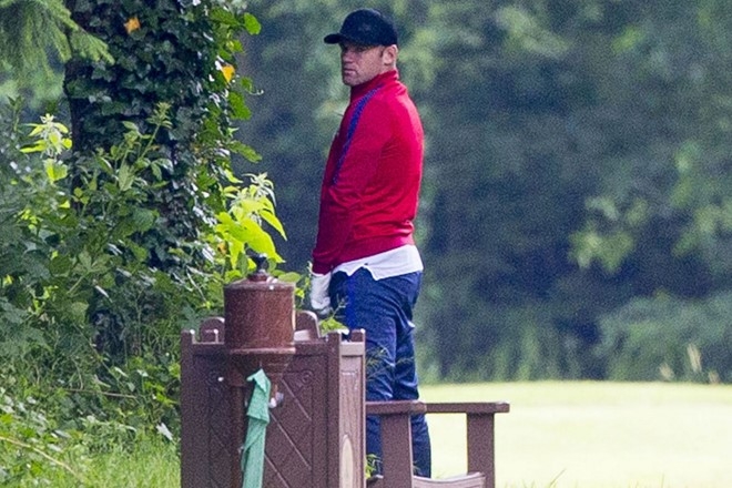 Rooney bi bat qua tang te bay hinh anh 5