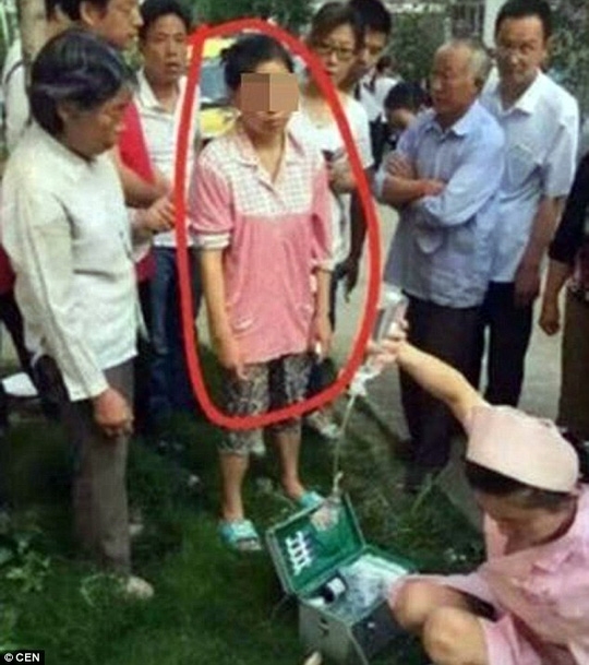  Người mẹ rõ ràng đã giận quá mất khôn. Ảnh: CEN 