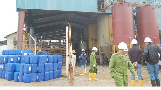 Lực lượng chức năng kiểm tra kho hóa chất của Công ty vàng Bồng Miêu. /// Ảnh: C.T.V