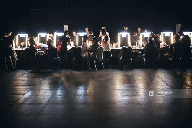 Đêm hội Chân dài 10: Những khoảnh khắc sáng nhất trong bóng tối hậu trường - Ảnh 1. Đêm hội Chân dài 10: Những khoảnh khắc sáng nhất trong bóng tối hậu trường - Ảnh 1.