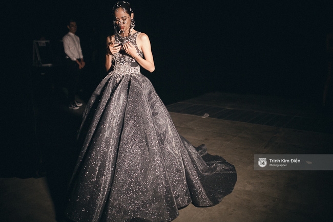 Đêm hội Chân dài 10: Những khoảnh khắc sáng nhất trong bóng tối hậu trường - Ảnh 15. Đêm hội Chân dài 10: Những khoảnh khắc sáng nhất trong bóng tối hậu trường - Ảnh 15.