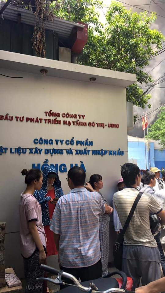  Người dân nhốn nháo theo dõi công tác chữa cháy. 
