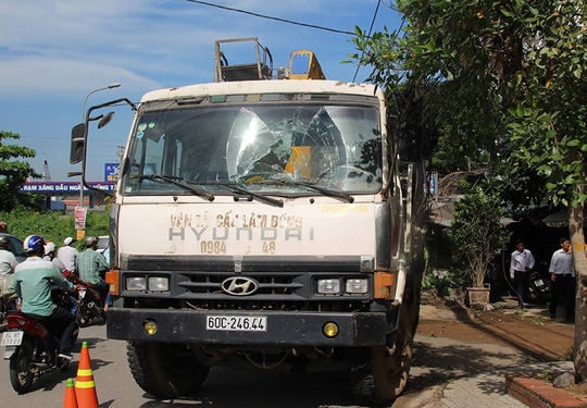 Hai xe cẩu không người lái tông sập quán nước