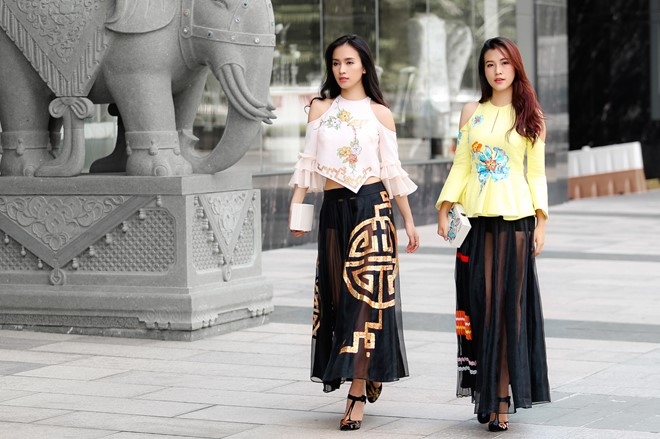 Hoang Oanh - Ai Phuong dien trang phuc la mat dao pho hinh anh 4