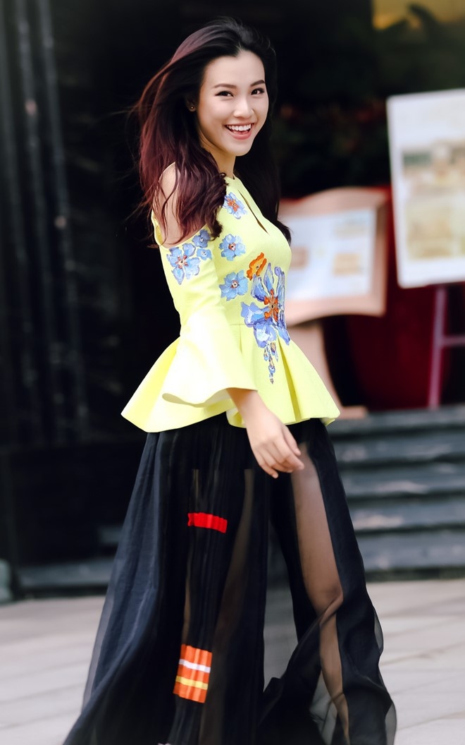 Hoang Oanh - Ai Phuong dien trang phuc la mat dao pho hinh anh 5