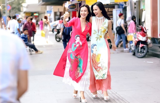 Hoang Oanh - Ai Phuong dien trang phuc la mat dao pho hinh anh 6