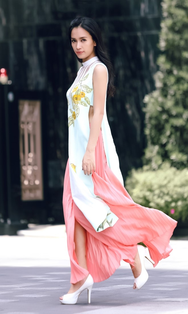 Hoang Oanh - Ai Phuong dien trang phuc la mat dao pho hinh anh 9