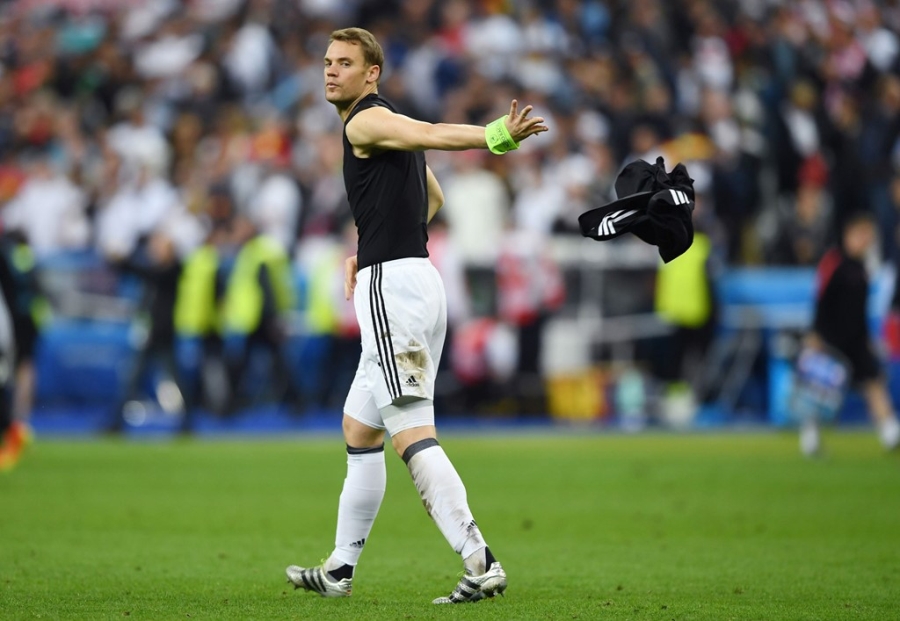Neuer tuc gian vut ao dau, Boateng chi trich dong doi hinh anh 2