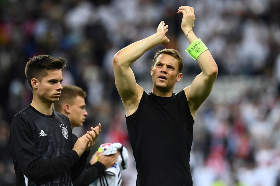 Neuer tuc gian vut ao dau, Boateng chi trich dong doi hinh anh 4