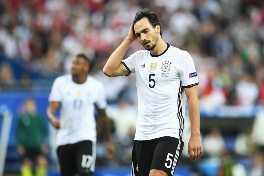 Neuer tuc gian vut ao dau, Boateng chi trich dong doi hinh anh 5