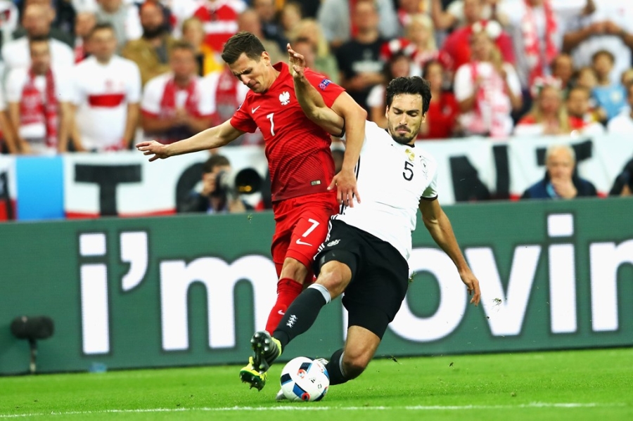 Neuer tuc gian vut ao dau, Boateng chi trich dong doi hinh anh 6