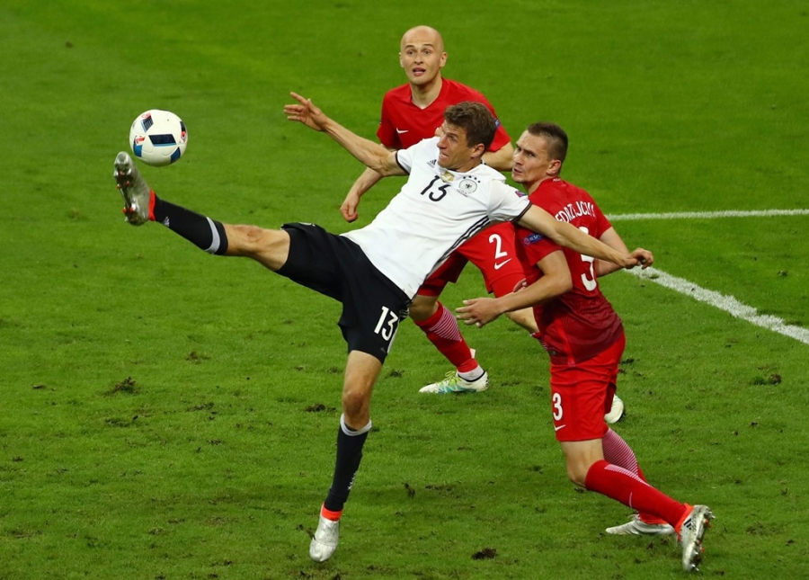 Neuer tuc gian vut ao dau, Boateng chi trich dong doi hinh anh 8
