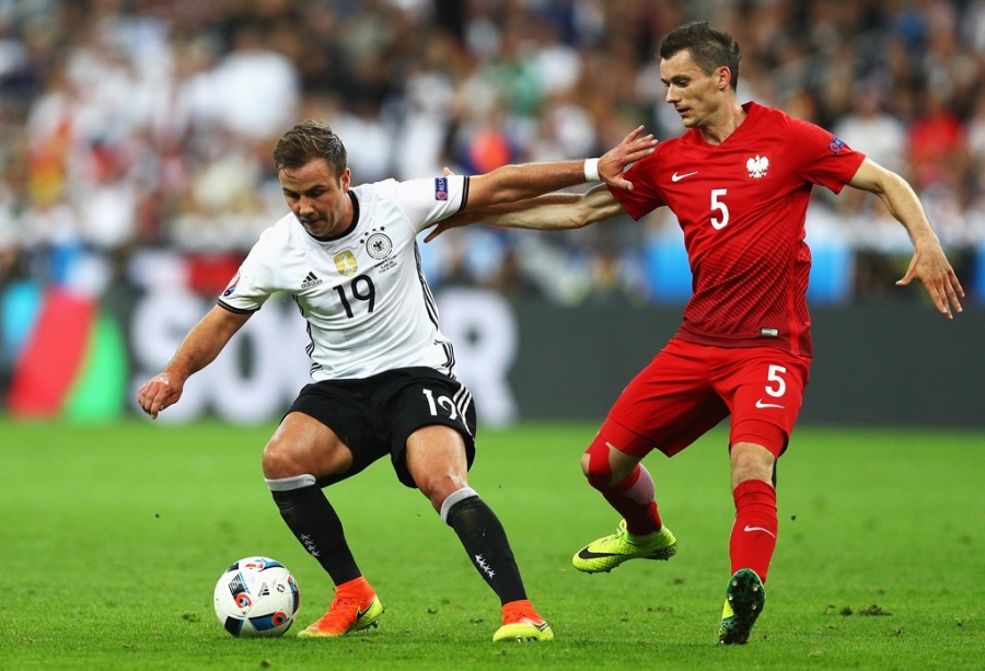 Neuer tuc gian vut ao dau, Boateng chi trich dong doi hinh anh 9