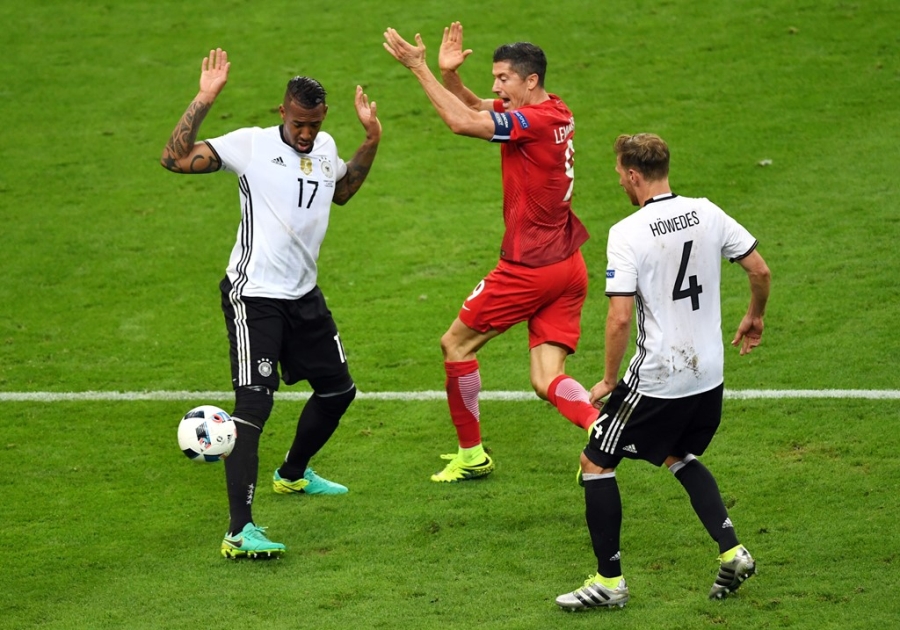 Neuer tuc gian vut ao dau, Boateng chi trich dong doi hinh anh 10