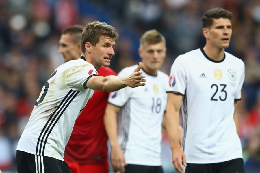 Neuer tuc gian vut ao dau, Boateng chi trich dong doi hinh anh 11