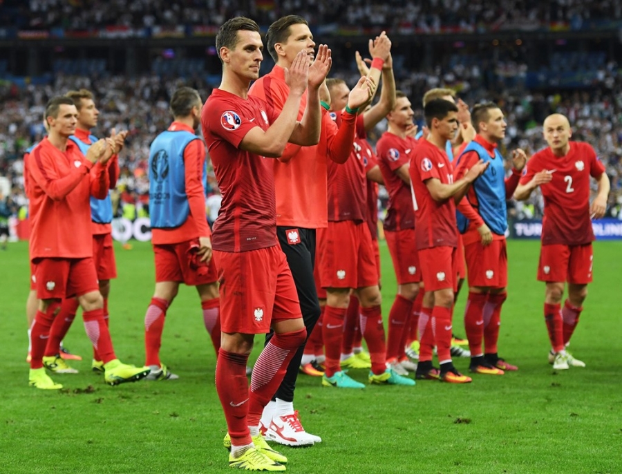 Neuer tuc gian vut ao dau, Boateng chi trich dong doi hinh anh 12