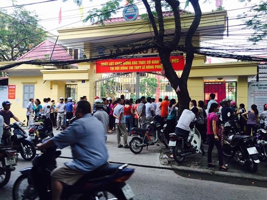  Cảnh phụ huynh chờ đón các sĩ tử thi vào 10 THPT vừa qua tại Hải Phòng. Ảnh: VHH 
