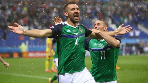 McAuley khai thông bế tắc cho Bắc Ireland
