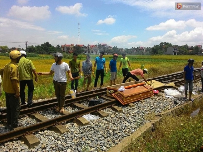 Bắc Giang: Mẹ chở con trai đi lấy thuốc nam bị tàu hỏa cán chết thương tâm - Ảnh 1.