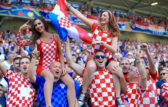 CĐV Croatia ném pháo sáng, đánh lẫn nhau trong trận đấu CH Czech - ảnh thể thao