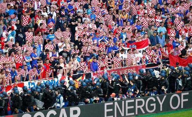 CĐV Croatia ném pháo sáng, đánh lẫn nhau trong trận đấu CH Czech - ảnh thể thao