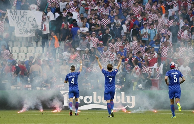 CĐV Croatia ném pháo sáng, đánh lẫn nhau trong trận đấu CH Czech - ảnh thể thao