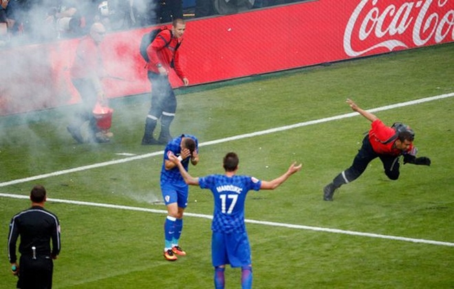 CĐV Croatia ném pháo sáng, đánh lẫn nhau trong trận đấu CH Czech - ảnh thể thao