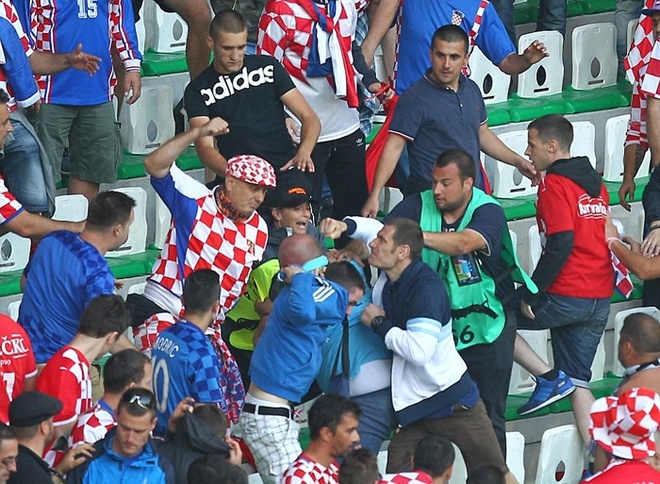 CĐV Croatia ném pháo sáng, đánh lẫn nhau trong trận đấu CH Czech - ảnh thể thao
