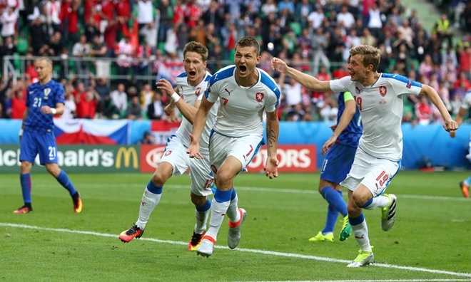 CĐV Croatia ném pháo sáng, đánh lẫn nhau trong trận đấu CH Czech - ảnh thể thao