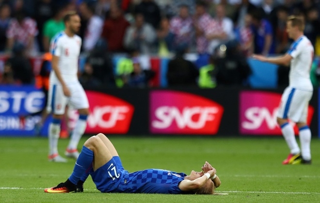 CĐV Croatia ném pháo sáng, đánh lẫn nhau trong trận đấu CH Czech - ảnh thể thao