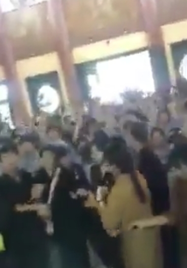 Clip: Hàng trăm bạn trẻ bật nhạc sàn, nhảy múa trong chùa - Ảnh 2.