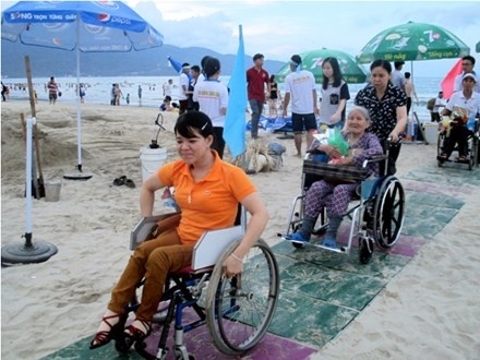 Da Nang khai truong loi di ra bien cho nguoi khuyet tat hinh anh 1