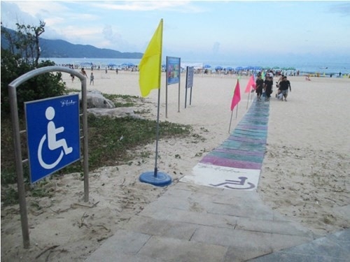 Da Nang khai truong loi di ra bien cho nguoi khuyet tat hinh anh 2