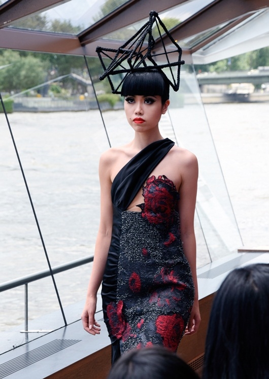 Jessica Minh Anh catwalk trên sàn diễn nổi ở sông Seine