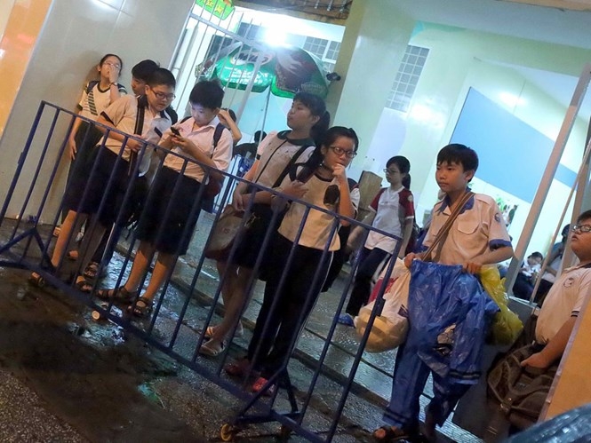 Học sinh TP.HCM chờ phụ huynh sau giờ học thêm /// Ảnh: Đào Ngọc Thạch