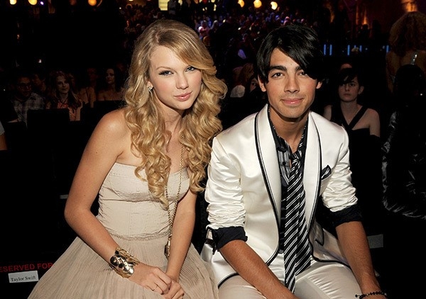 Taylor Swift ‘da’ ban trai qua dien thoai hinh anh 1