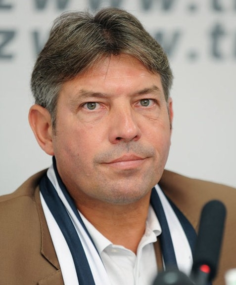 VFF tuyen cuu cau thu Schalke 04 lam giam doc ky thuat hinh anh 1