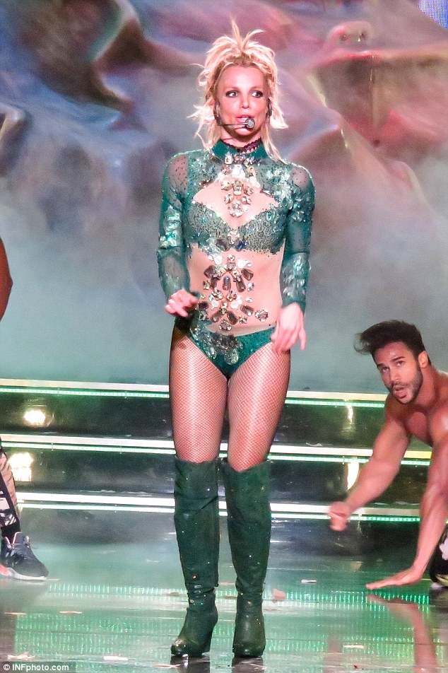 Britney Spears gây sốc với loạt đồ diễn sexy như nội y - 1