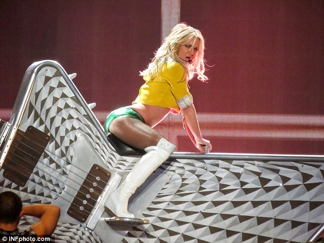 Britney Spears gây sốc với loạt đồ diễn sexy như nội y - 12