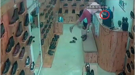 Clip thanh nien trom dien thoai trong cua hang ban giay hinh anh 1