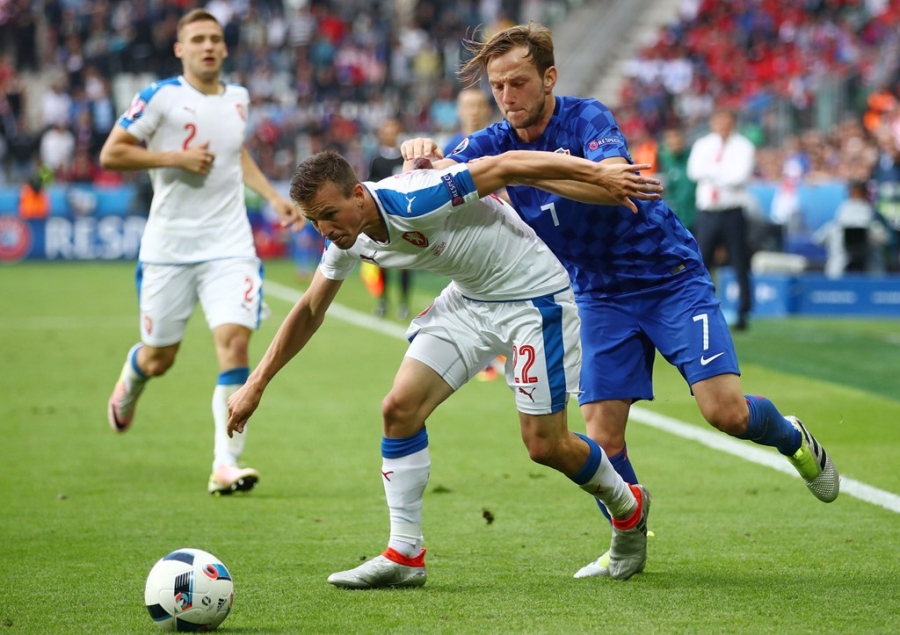 Doi hinh hay nhat luot thu hai vong bang Euro 2016 hinh anh 7